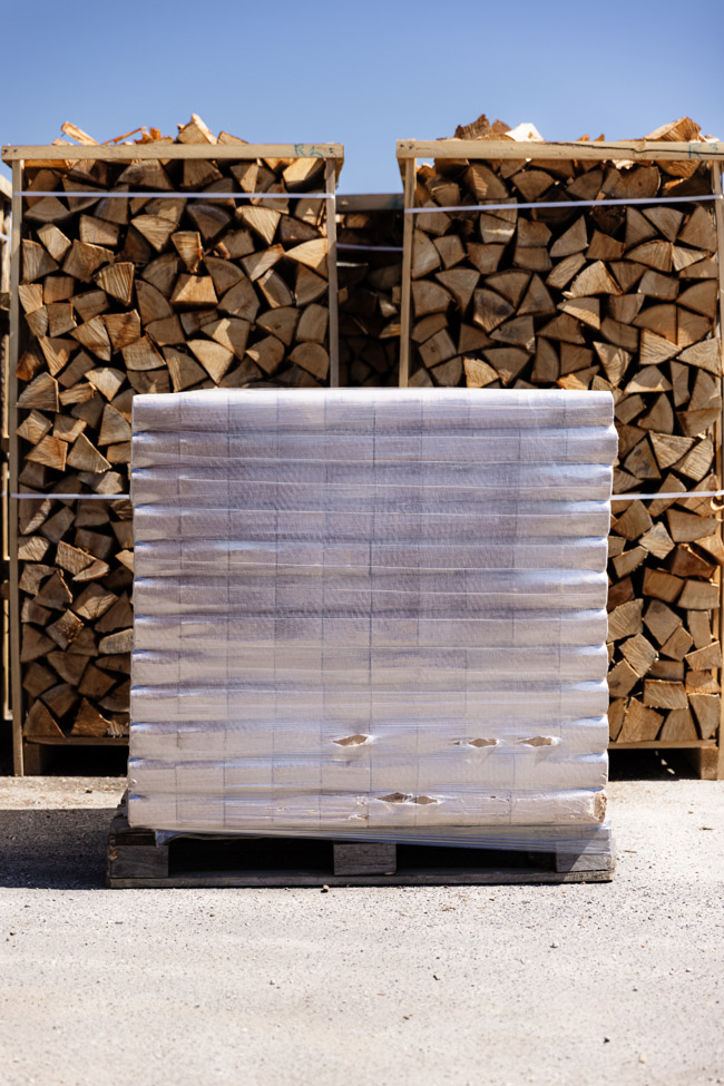 Holzbriketts vs. Scheitholz: Was heizt effizienter und günstiger?