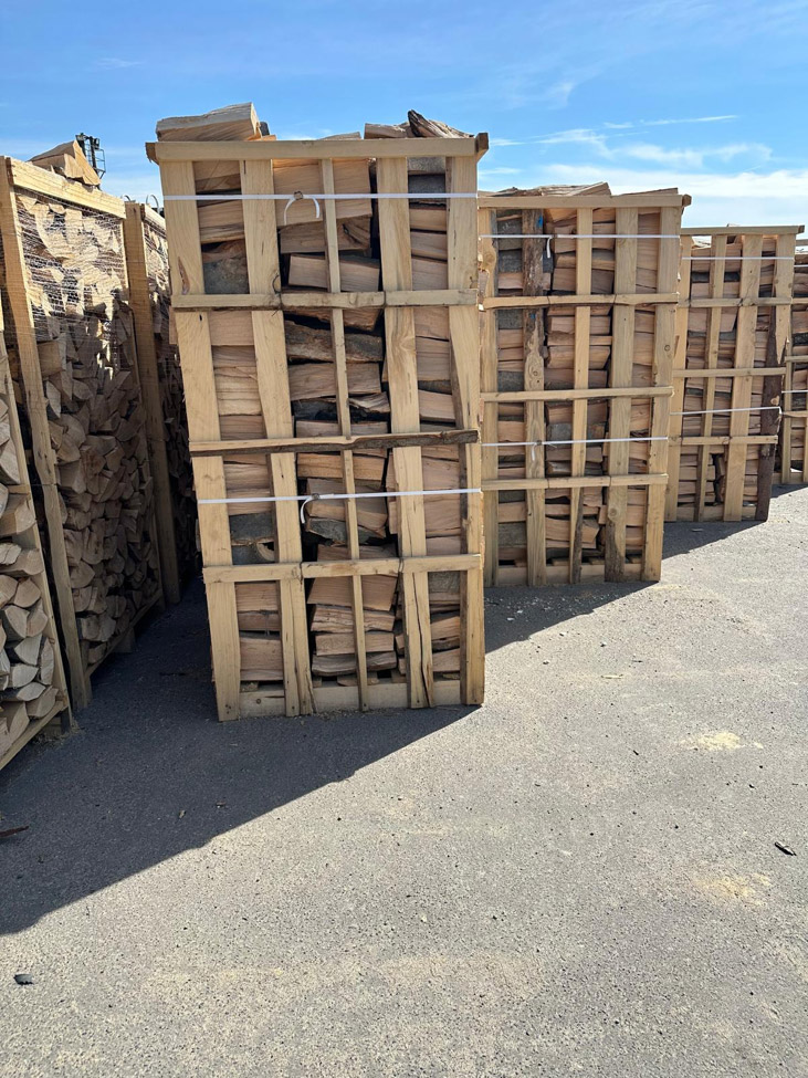 Holzbriketts vs. Scheitholz: Was heizt effizienter und günstiger?