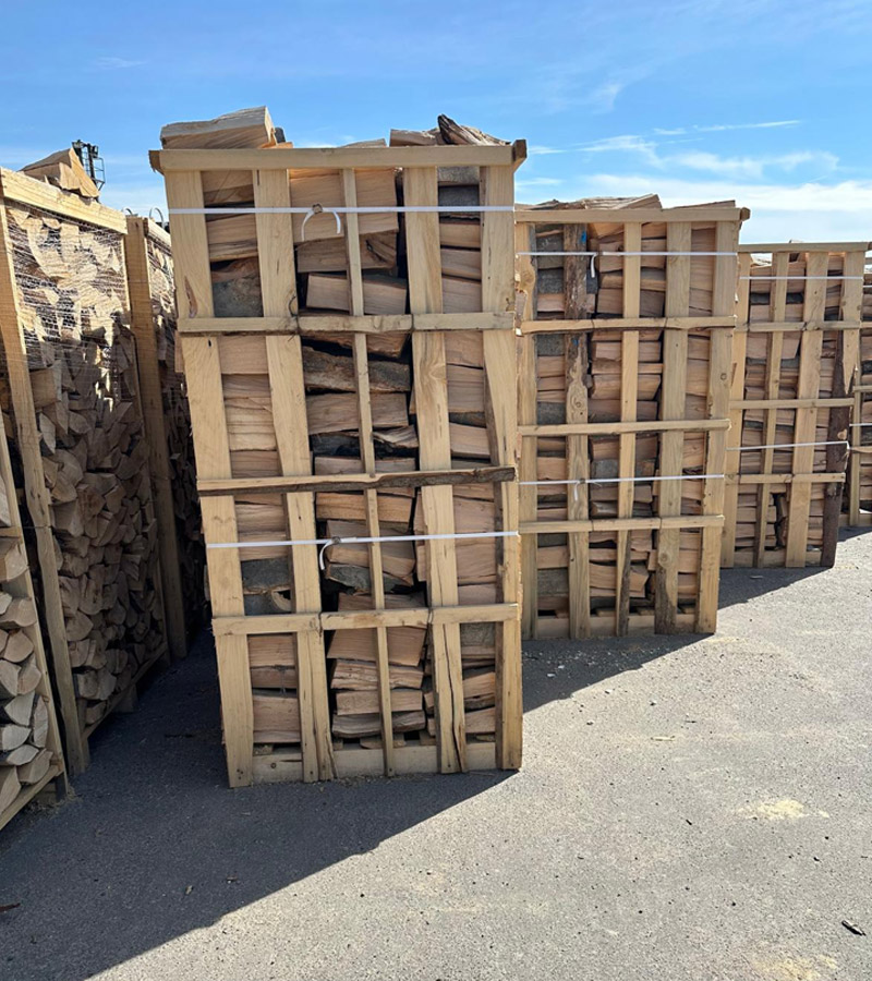 Holzbriketts vs. Scheitholz: Was heizt effizienter und günstiger?
